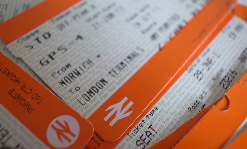 Ж/д билеты на оранжевом бланке и с логотипом ж/д дорог.