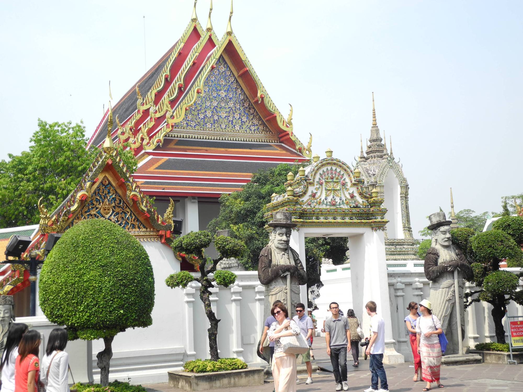 Почему в бангкоке. Королевский дворец в Бангкоке. Бангкок золотой дворец. Королевский дворец Клай Кангвон. Тайланд Королевский дворец идолы.